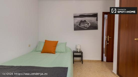 Amplia habitación con cama doble en alquiler en Ciutat Vella - VALENCIA