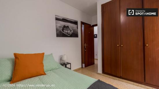 Amplia habitación con cama doble en alquiler en Ciutat Vella - VALENCIA