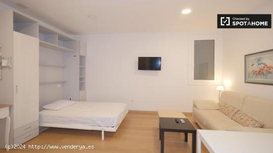 Estudio con aire acondicionado en alquiler en Les Corts. - BARCELONA