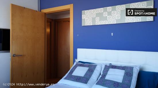 Elegante habitación en alquiler en el apartamento de 2 dormitorios en El Poblenou - BARCELONA