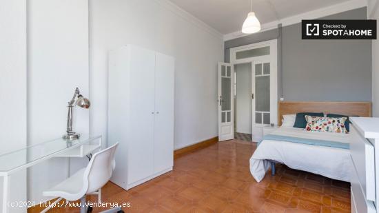 Amplia habitación en un apartamento de 7 dormitorios en L'Eixample. - VALENCIA