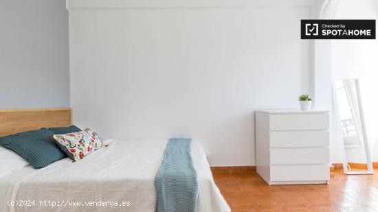 Amplia habitación en un apartamento de 7 dormitorios en L'Eixample. - VALENCIA