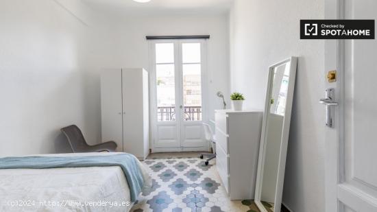 Acogedora habitación en un apartamento de 7 dormitorios en L'Eixample - VALENCIA