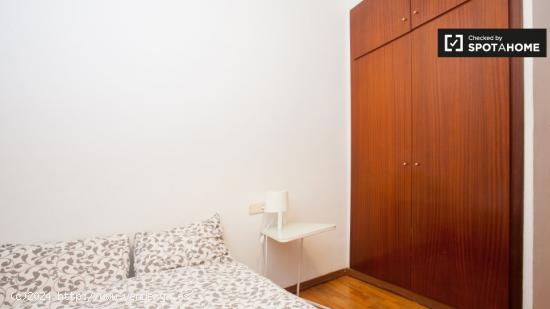 Habitación cómoda en alquiler en el apartamento de 2 dormitorios en el Eixample Dreta. - BARCELONA