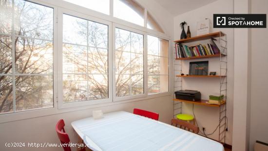 Habitación cómoda en alquiler en el apartamento de 2 dormitorios en el Eixample Dreta. - BARCELONA