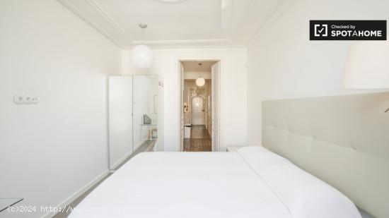 Habitación en piso de 3 dormitorios en el Eixample Dreta. - BARCELONA