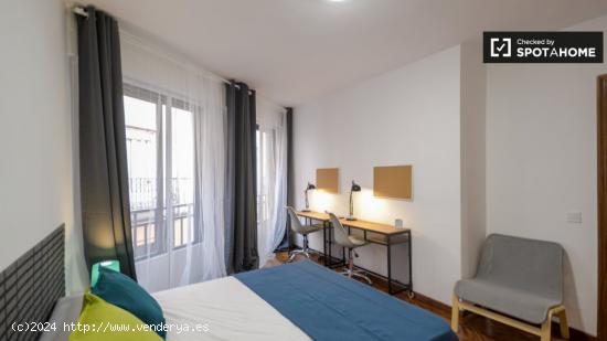 Amplia habitación con cama doble y baño privado en alquiler en Madrid Centro. - MADRID