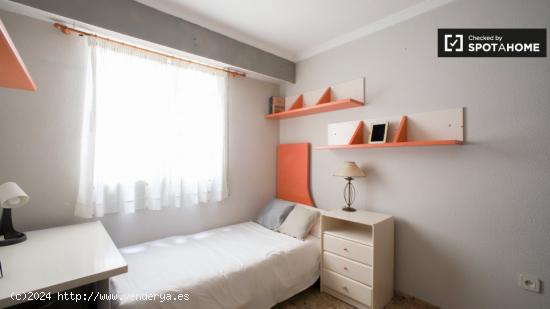 Habitación luminosa en alquiler en apartamento de 3 dormitorios en Mislata - VALENCIA