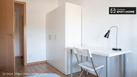 Habitación luminosa en alquiler en apartamento de 3 dormitorios en Hortaleza. - MADRID