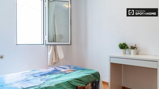 Cómoda habitación en alquiler en apartamento de 5 dormitorios en Quatre Carreres - VALENCIA