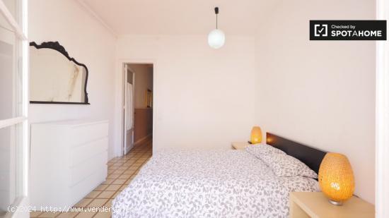 Encantadora habitación con cama doble en alquiler en Gràcia - BARCELONA