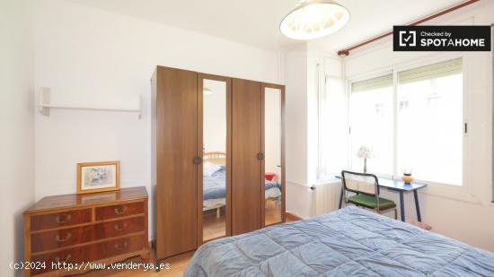 Amplia habitación en apartamento de 4 dormitorios en el Eixample de Esquerra. - BARCELONA