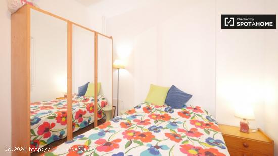 Habitación doble en apartamento de 4 dormitorios en el Eixample de Esquerra. - BARCELONA