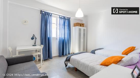 Amplia habitación en alquiler en apartamento de 3 dormitorios en Poblats Marítims - VALENCIA