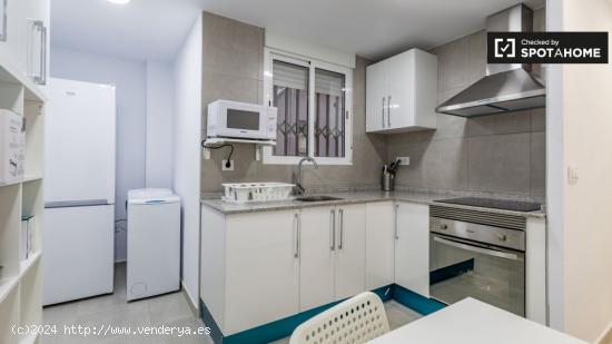 Amplia habitación en alquiler en apartamento de 3 dormitorios en Poblats Marítims - VALENCIA