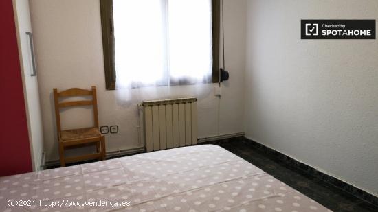 Amplia habitación en apartamento de 3 dormitorios en Cerdanyola del Vallès. - BARCELONA