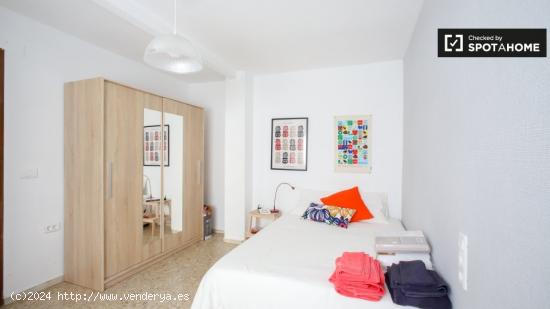 Habitación luminosa con cama matrimonial en alquiler en L'Olivereta. - VALENCIA