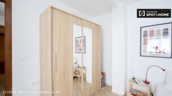 Habitación luminosa con cama matrimonial en alquiler en L'Olivereta. - VALENCIA