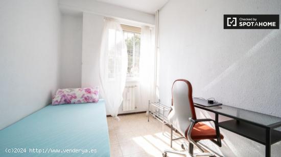 Habitación luminosa en alquiler en apartamento de 2 dormitorios en Tetuán. - MADRID