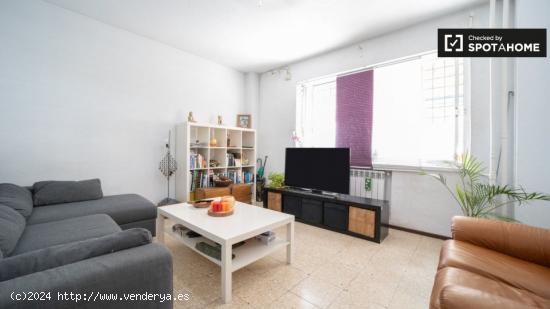 Habitación luminosa en alquiler en apartamento de 2 dormitorios en Tetuán. - MADRID