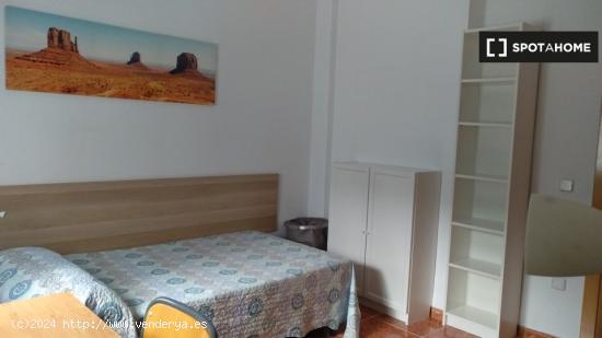 Preciosa habitación con cama individual en alquiler en Algirós. - VALENCIA