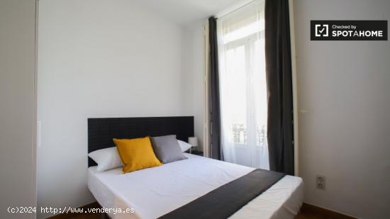 Habitación con balcón para alquilar en un apartamento de 5 dormitorios en el moderno L'Eixample - 