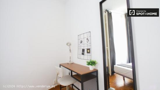 Habitación con balcón para alquilar en un apartamento de 5 dormitorios en el moderno L'Eixample - 