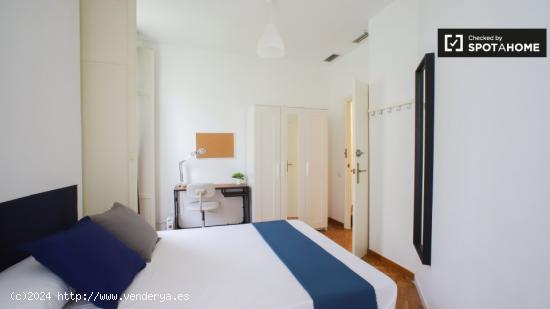 Se alquila habitación en un gran apartamento de 5 dormitorios en el moderno L'Eixample - VALENCIA