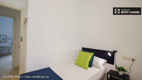 Bonita habitación para alquilar en un gran apartamento de 5 dormitorios en el moderno Eixample - VA