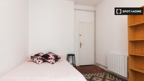 Habitación en el apartamento de 6 dormitorios en Barri Gòtic. - BARCELONA