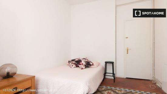 Habitación en el apartamento de 6 dormitorios en Barri Gòtic. - BARCELONA