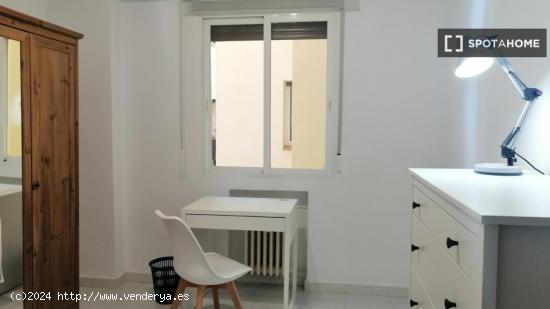 Se alquila habitación en piso de 5 dormitorios en Nueva España - MADRID