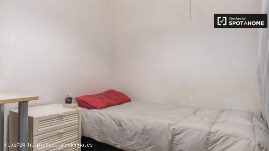 Amplia habitación en alquiler en el apartamento de 4 dormitorios en L'Esquerra de l'Eixample - BARC