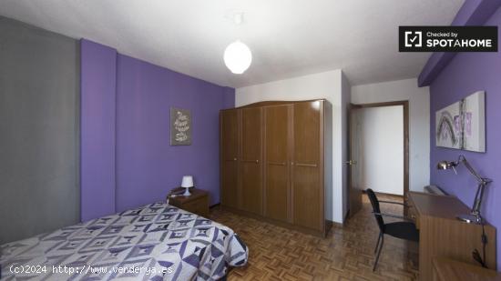 Amplia habitación en alquiler en apartamento de 5 dormitorios en Alcalá de Henares. - MADRID