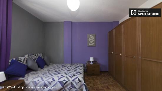 Amplia habitación en alquiler en apartamento de 5 dormitorios en Alcalá de Henares. - MADRID