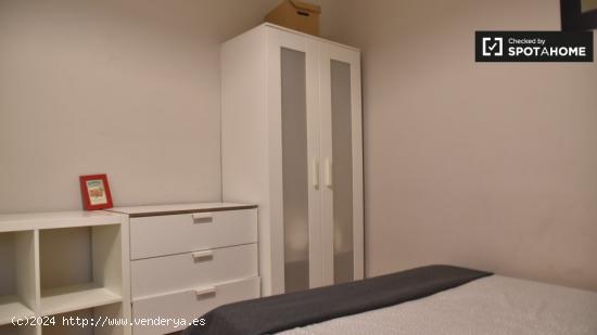 Habitación en apartamento de 6 dormitorios en Ciutat Vella. - VALENCIA