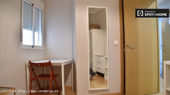 Habitación en apartamento de 6 dormitorios en Ciutat Vella. - VALENCIA