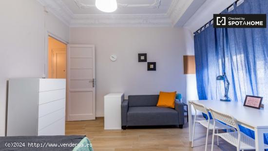 Habitación luminosa en alquiler en un apartamento de 6 dormitorios en Extramurs - VALENCIA