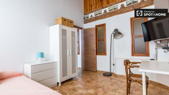 Habitación de moda en alquiler en apartamento de 4 dormitorios en Extramurs - VALENCIA