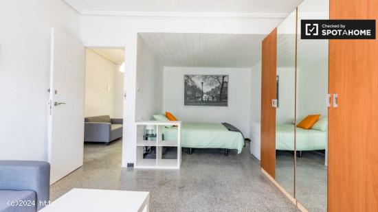 Habitación luminosa en alquiler en el apartamento de 6 dormitorios en L'Eixample - VALENCIA