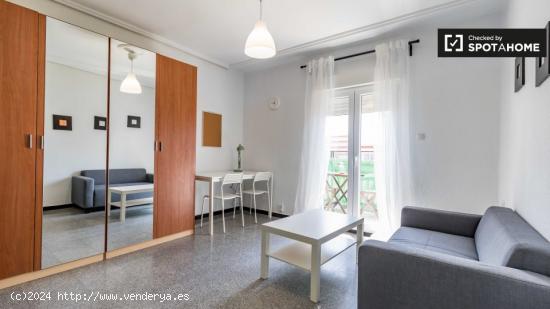 Habitación luminosa en alquiler en el apartamento de 6 dormitorios en L'Eixample - VALENCIA