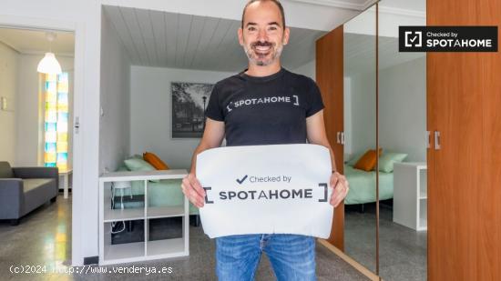 Habitación luminosa en alquiler en el apartamento de 6 dormitorios en L'Eixample - VALENCIA