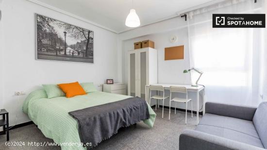 Habitación moderna en alquiler en el apartamento de 6 dormitorios en L'Eixample. - VALENCIA