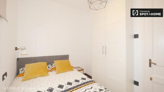 Cómoda habitación con cama doble en alquiler en el Eixample. - BARCELONA