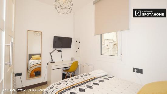 Cómoda habitación con cama doble en alquiler en el Eixample. - BARCELONA