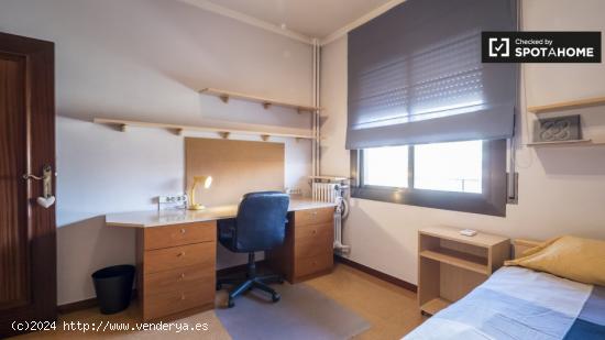 Se alquila habitación en el apartamento de 4 dormitorios en La Dreta de l'Eixample - BARCELONA