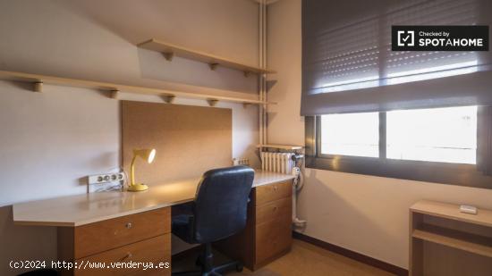 Se alquila habitación en el apartamento de 4 dormitorios en La Dreta de l'Eixample - BARCELONA