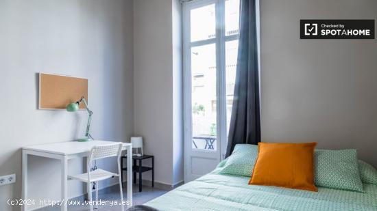 Elegante habitación en alquiler en el apartamento de 5 dormitorios en L'Eixample - VALENCIA