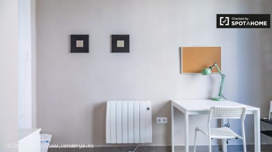 Elegante habitación en alquiler en el apartamento de 5 dormitorios en L'Eixample - VALENCIA