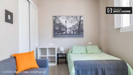 Amplia habitación en alquiler en un apartamento de 5 dormitorios en L'Eixample - VALENCIA